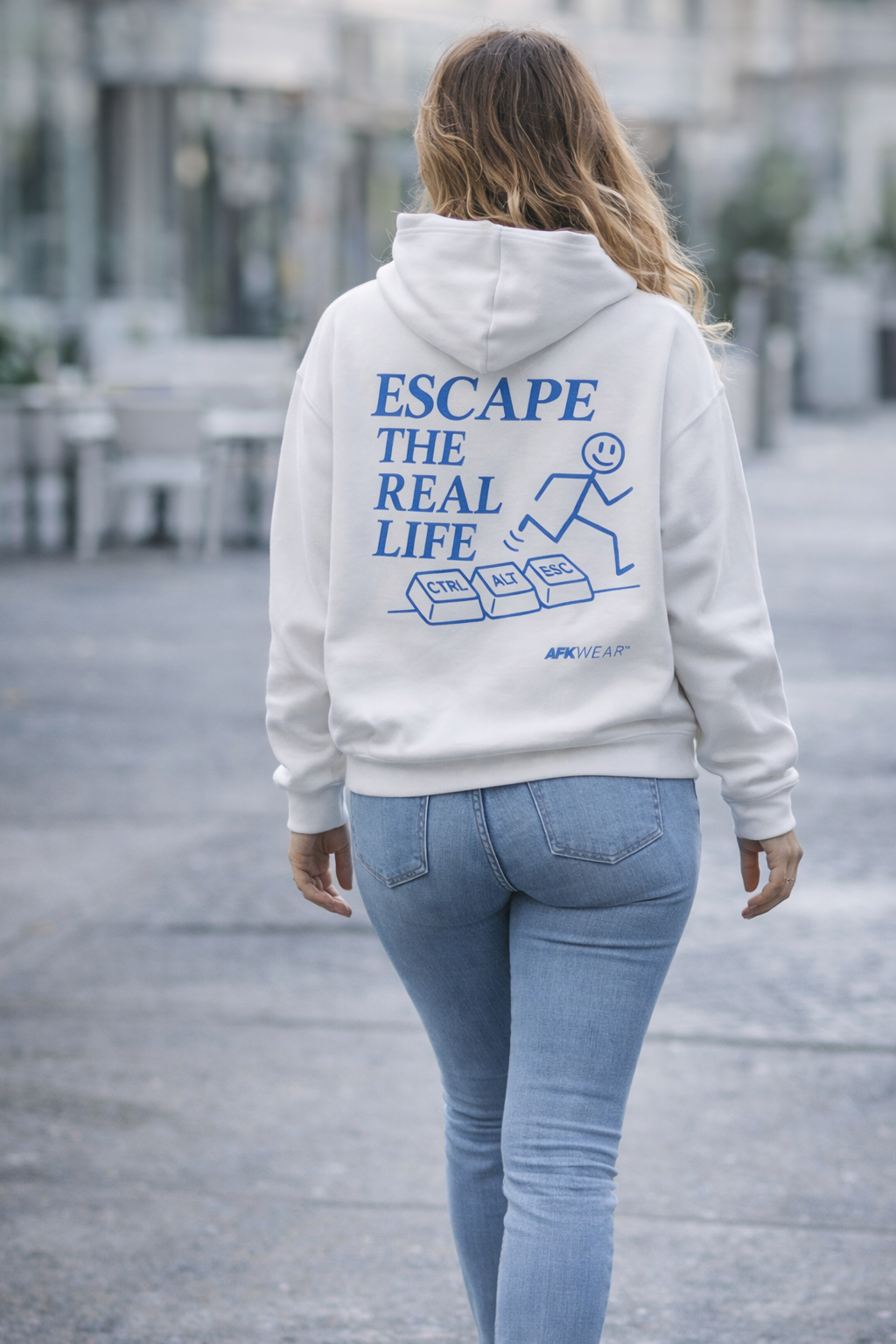 Frau von hinten trägt weißen AFK Core Hoodie mit „Escape The Real Life – CTRL ALT ESC“ Backprint in Blau