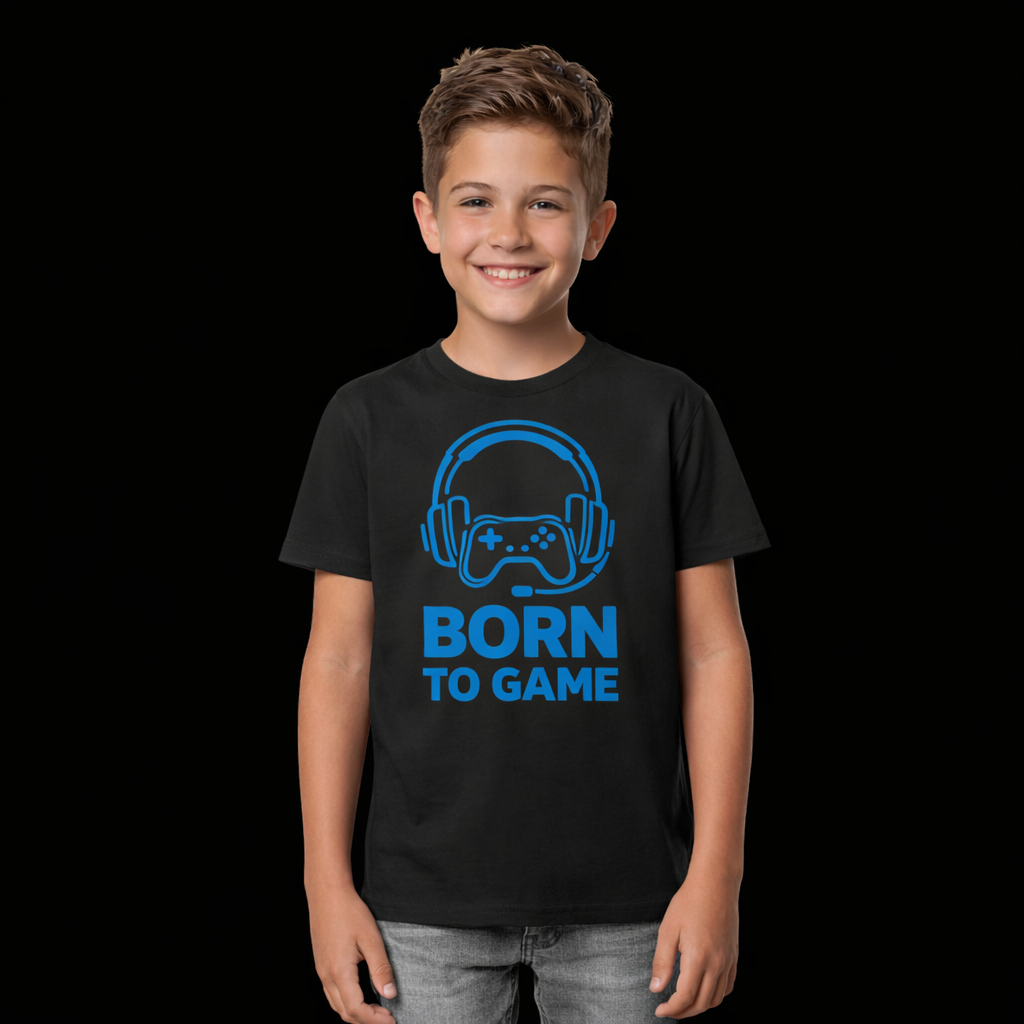Kind trägt schwarzes Born to Game Kids T-Shirt mit blauem Gaming-Controller-Headset-Print