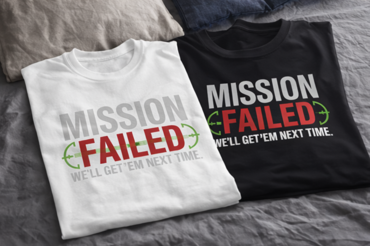 Mission Failed Gamer T-Shirt in Weiß und Schwarz gefaltet auf Bett – Frontprint Ansicht