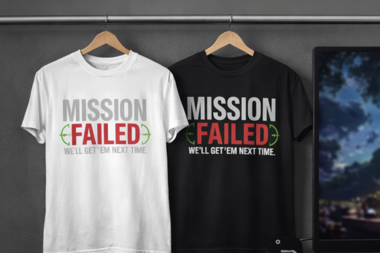 Mission Failed Premium Gamer T-Shirts in Weiß und Schwarz hängend am Kleiderbügel