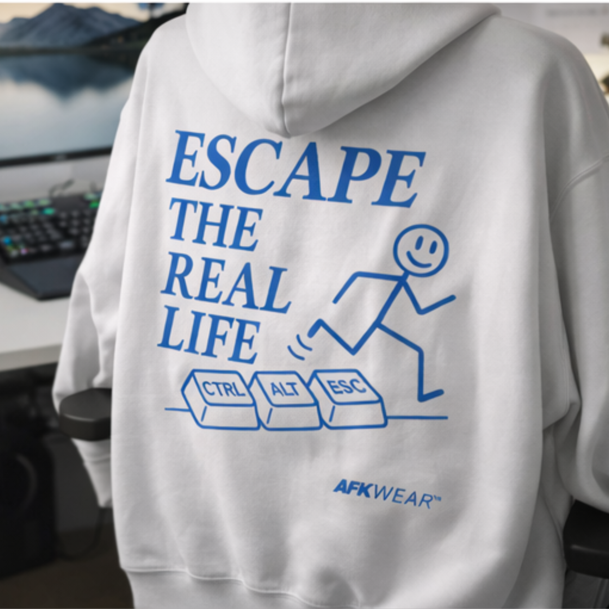 AFK Core Hoodie Rückseite mit Escape The Real Life CTRL ALT ESC Print in Blau vor Gaming-Setup