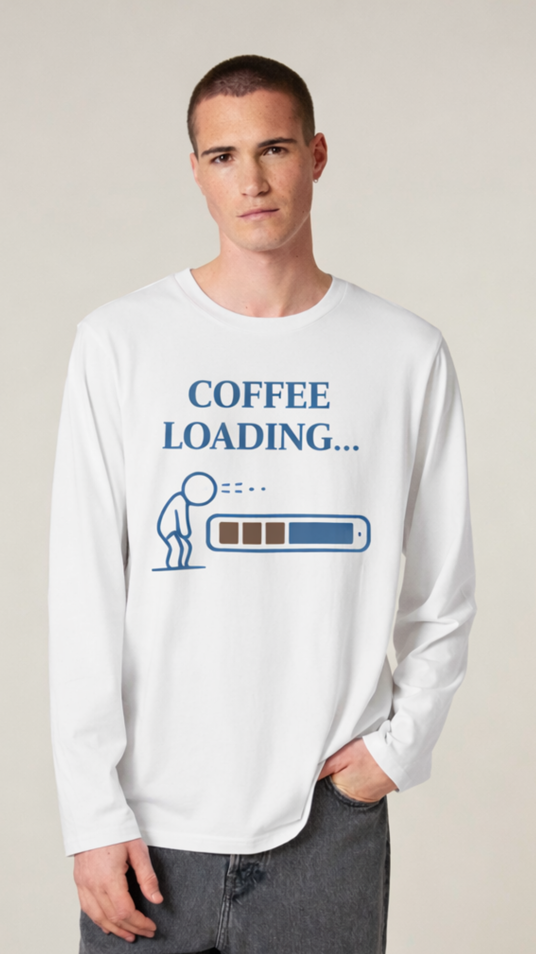COFFEE LOADING Organic Longsleeve T-Shirt in Weiß mit blauem Frontprint und Ladebalken-Motiv, getragen von männlichem Model in lässiger Studioaufnahme