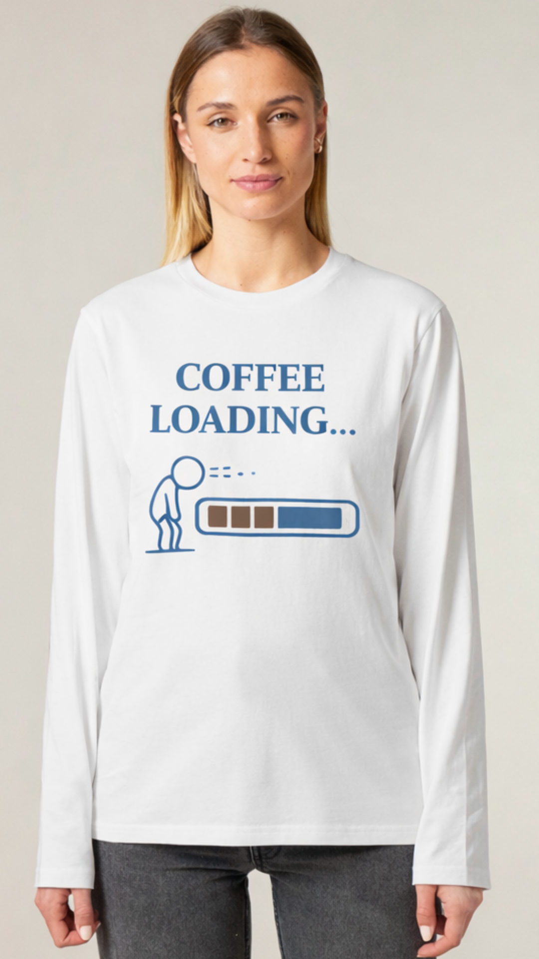 COFFEE LOADING Organic Longsleeve T-Shirt in Weiß mit blauem Frontprint und Ladebalken-Motiv, getragen von männlichem Model in lässiger Studioaufnahme
