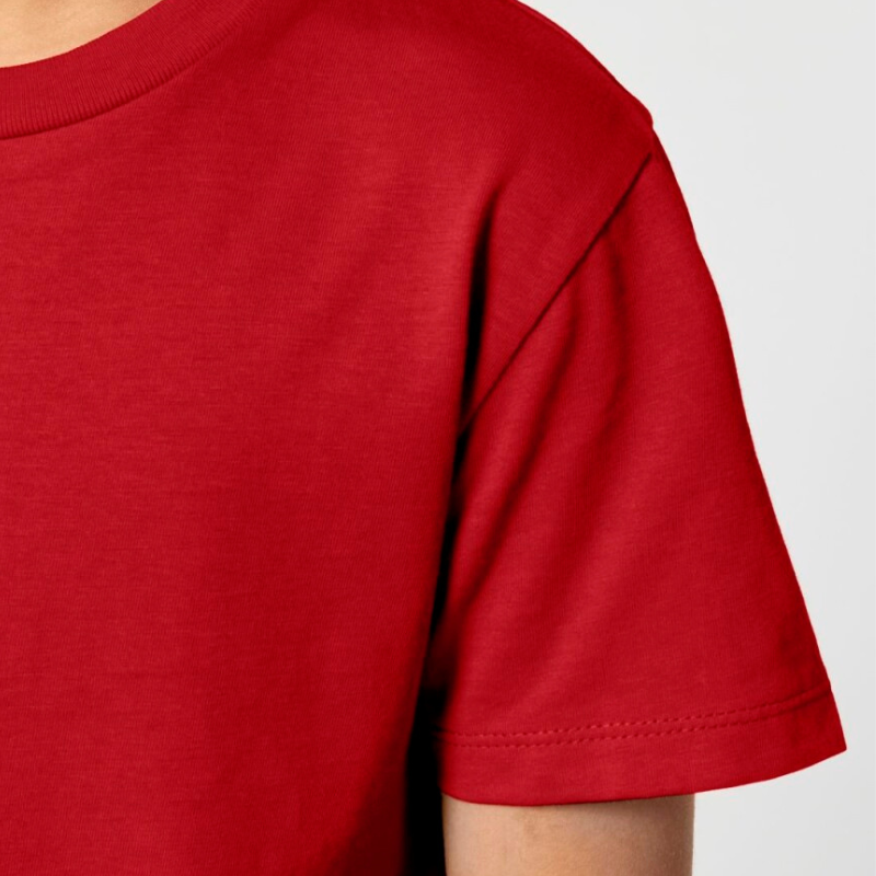 EAT SLEEP GAME REPEAT T Shirt. Nahaufnahme roter Stoff und Ärmel