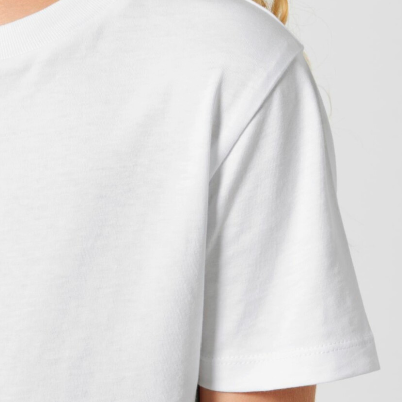 EAT SLEEP GAME REPEAT T Shirt. Nahaufnahme weißer Stoff und Ärmel